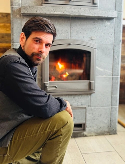 Jean-David, artisan ma&ccedil;on et distributeur certifi&eacute; Tulikivi au Qu&eacute;bec